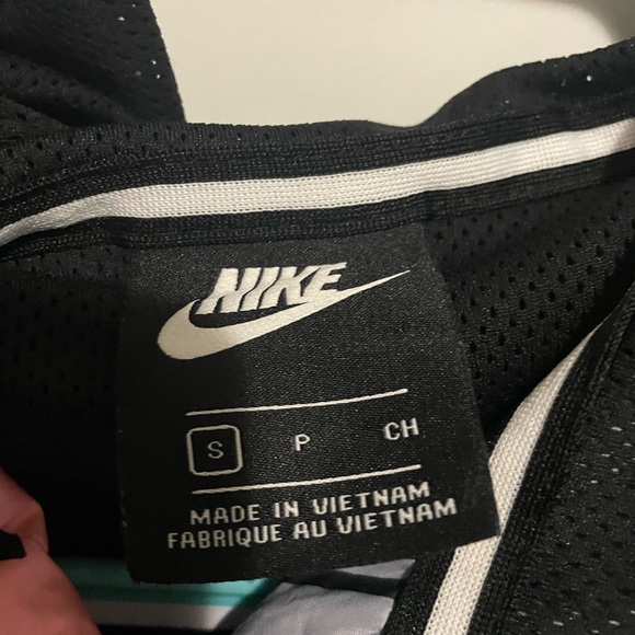 London Nike windbreaker/raincoat - Picture 3 of 4